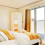 Pass The Keys Lovely 2-Bedroom Flat With Balcony And Great Views