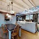 Stylish 2 Bedroom 2 Bathroom Flat In Islington