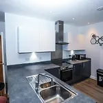 Lovely 2 Bed Apartment With Parking