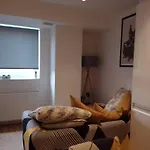 Whole Apartment 5 Mins To East Croydon & Concierge