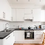 Charming 1 Bed Apartment Near Museum