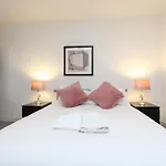 Spacious 1- Bedroom Apartment In E16