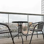 Modern 1 Bedroom Apartment Near Canary Wharf With Balcony