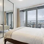 Modern 1 Bedroom Apartment Near Canary Wharf With Balcony