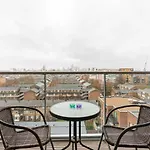 Modern 1 Bedroom Apartment Near Canary Wharf With Balcony