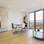 Modern 1 Bedroom Apartment Near Canary Wharf With Balcony