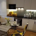 Whole Apartment 5 Mins To East Croydon & Concierge
