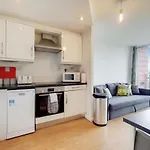 Free Parking - Two Bed Apartment By London Docklands