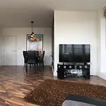Luxury 2 Bed Penthouse Apartment Near Station