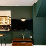 Colourful, 1-Bedroom Victorian Flat With Garden
