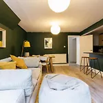 Colourful, 1-Bedroom Victorian Flat With Garden