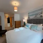 One Bed Luxury Apartment In Heart Of Canary Wharf, London E14