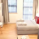 Executive Bright And Airy Studio Apartment In Sydenham