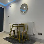 Cosy Serviced 1 Bedroom Apartment In London