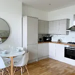 Luxuriously Flat In Streatham