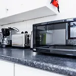 Lovely 2 Bd Hse With Parking Near Excel