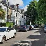 2 Bed Luxury Service Apartment In The Heart Of Chiswick Town, London W4 Zone 2