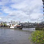 Modern Flat By River Thames And Park In Putney