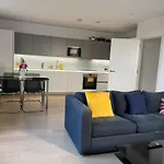 Modern & Spacious Penthouse In North London