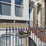Stunning Victorian Property Near Canary Wharf!