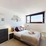 Stunning 2 Bed 2 Bath Apartment In Clerkenwell