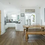 Altido Stylish 4-Bed House W/ Private Paved Garden In Elephant & Castle