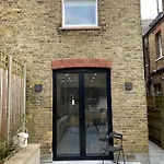 Stylish Home In Streatham.