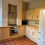 Lovely 2 Bedroom Flat With Garden And Parking