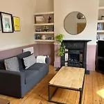 Lovely 2 Bedroom Flat With Garden And Parking