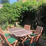 Lovely 2 Bedroom Flat With Garden And Parking