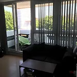 Sunny Flat In London With Balcony, Just 15 Mins To Central!