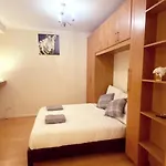 Stylish And Inviting Studio Flat In Coveted Chelsea Location