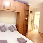 Stylish And Inviting Studio Flat In Coveted Chelsea Location