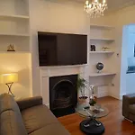 2 Bed Luxury Service Apartment In The Heart Of Chiswick Town, London W4 Zone 2
