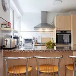Newly Refurbished 5 Bdr House Wgarden And Parking
