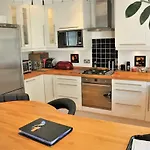 Sunny 2 Bedroom, 2 Bathroom Apartment With Roof Terrace