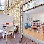 Interior-Designer Apartment With 2 Terraces
