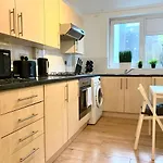 Private Bedrooms In A Flat! Home Away From Home! Shared Bathroom