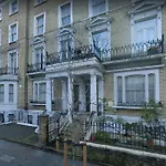 Spacious 2-Bedroom, 2-Bath Flat With Traditional Decor And Extra Sleeping Capacity In Chelsea