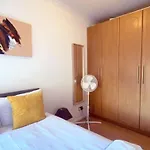 Spacious 2-Bedroom, 2-Bath Flat With Traditional Decor And Extra Sleeping Capacity In Chelsea