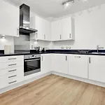 2 Bedroom Apartment In The Heart Of Greater London
