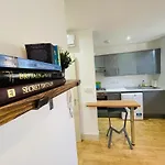 Lovely 2 Bedroom Serviced Apartment In London