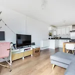 Stylish 2Bed2Bath Flat Roof Garden City View