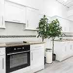 Two Bedroom Apartment In Central London With Large Terrace