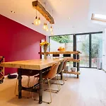 Luxury And Bright Bedrooms In Queens Park