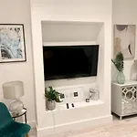 Modern 2 Bedroom Apartment With Private Garden Near Canary Wharf