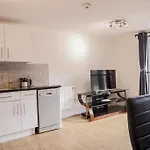 Comfy 2 Bed Flat With Free Parking, Close To Tube