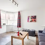 Bright And Stylish Apartment In Trendy Islington By Underthedoormat