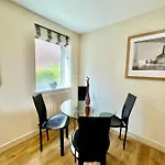 Luxury 3 Bedroom Riverside Home - Canary Wharf & The O2 Arena