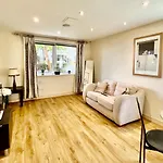 Luxury 3 Bedroom Riverside Home - Canary Wharf & The O2 Arena